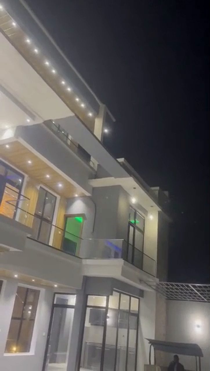 Villa R+2 de standing avec piscine à Saly, face à Diambars
