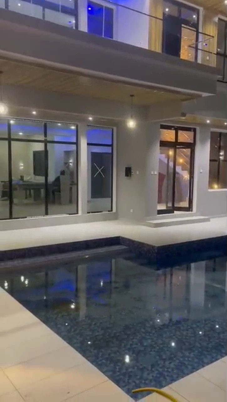 Villa R+2 de standing avec piscine à Saly, face à Diambars