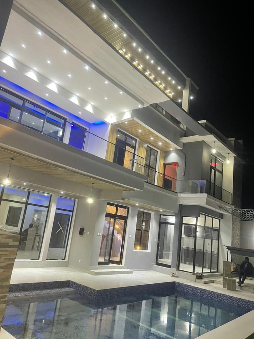 Villa R+2 de standing avec piscine à Saly, face à Diambars