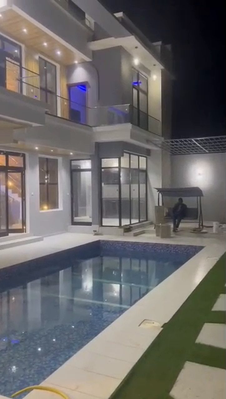 Villa R+2 de standing avec piscine à Saly, face à Diambars