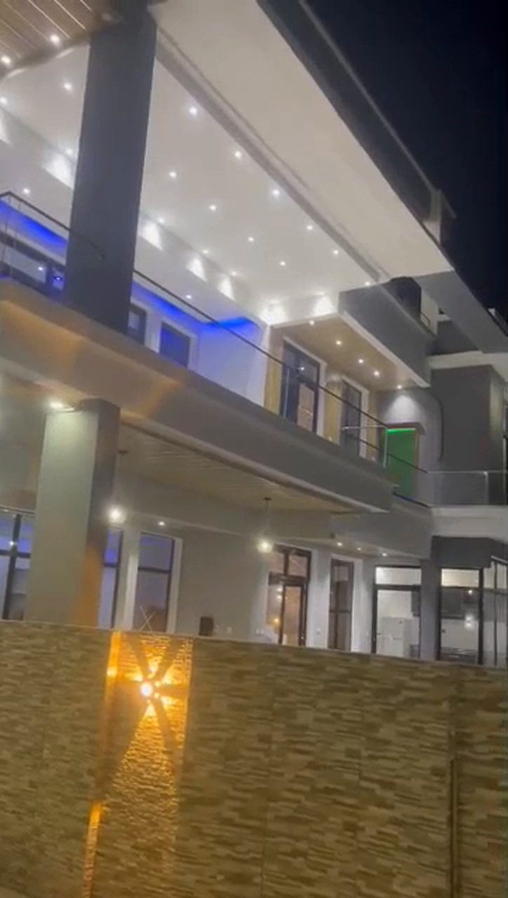 Villa R+2 de standing avec piscine à Saly, face à Diambars